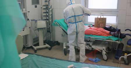 Zakładają, że to grypa jelitowa. Tymczasem objaw może zwiastować COVID-19 i zwiększyć ryzyko hospitalizacji