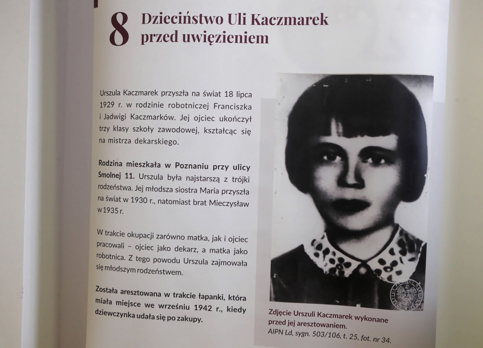 Materiały zaprezentowane podczas konferencji prasowej nt. odnalezienia grobów ofiar niemieckiego obozu dla dzieci przy ulicy Przemysłowej w Łodzi