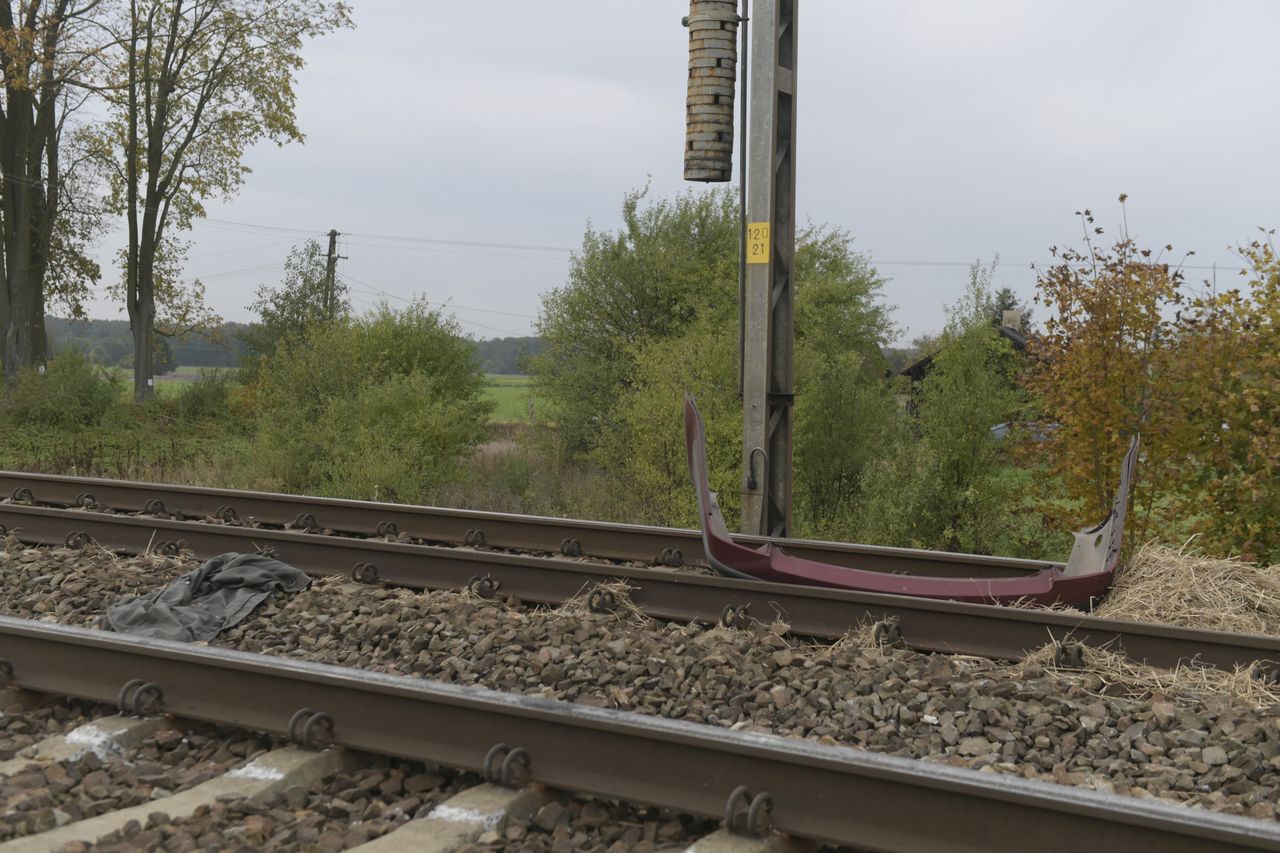 Tragiczny wypadek. Samochód wjechał wprost pod pociąg