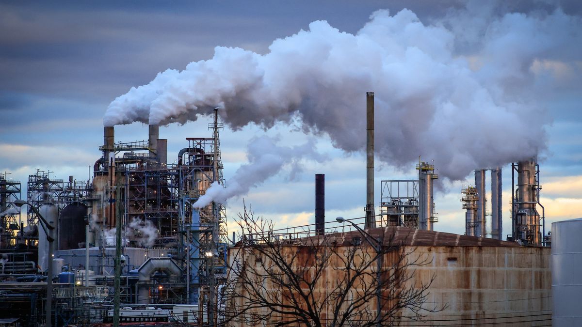 Nadwyżka ropy na rynku. Ceny będą spadać? Oto najnowsza prognoza