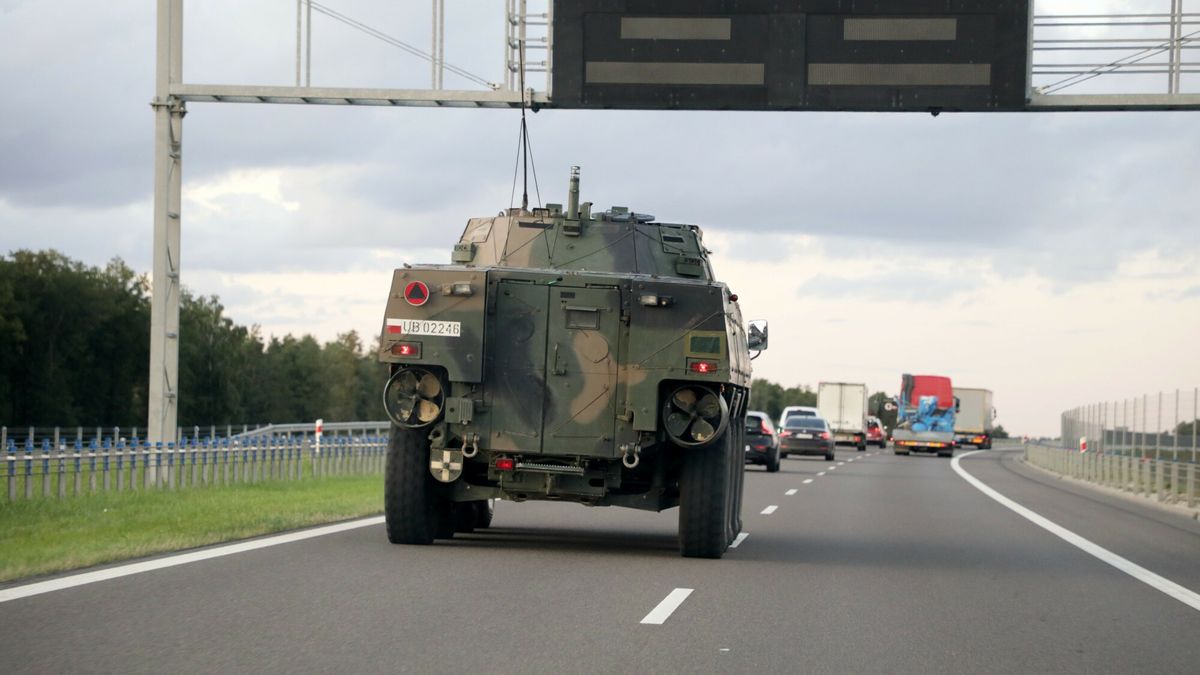 East News archiwum 8
Fot. Jakub Kaminski/East News, S8, 02.09.2021. Pojazdy wojskowe 17. Wielkopolskiej Brygady Zmechanizowanej z Miedzyrzecza na trasie S8 w kierunku Bialegostoku. Jak informuje rzeczniczka 17. WBZ brygada przemieszczala sie na cwiczenie Silver Arrow 21 na Lotwie, a ich obecnosc nie miala zwiazku  ze wprowadzonym 3 bm. stanem wyjatkowym.
Jakub Kaminski