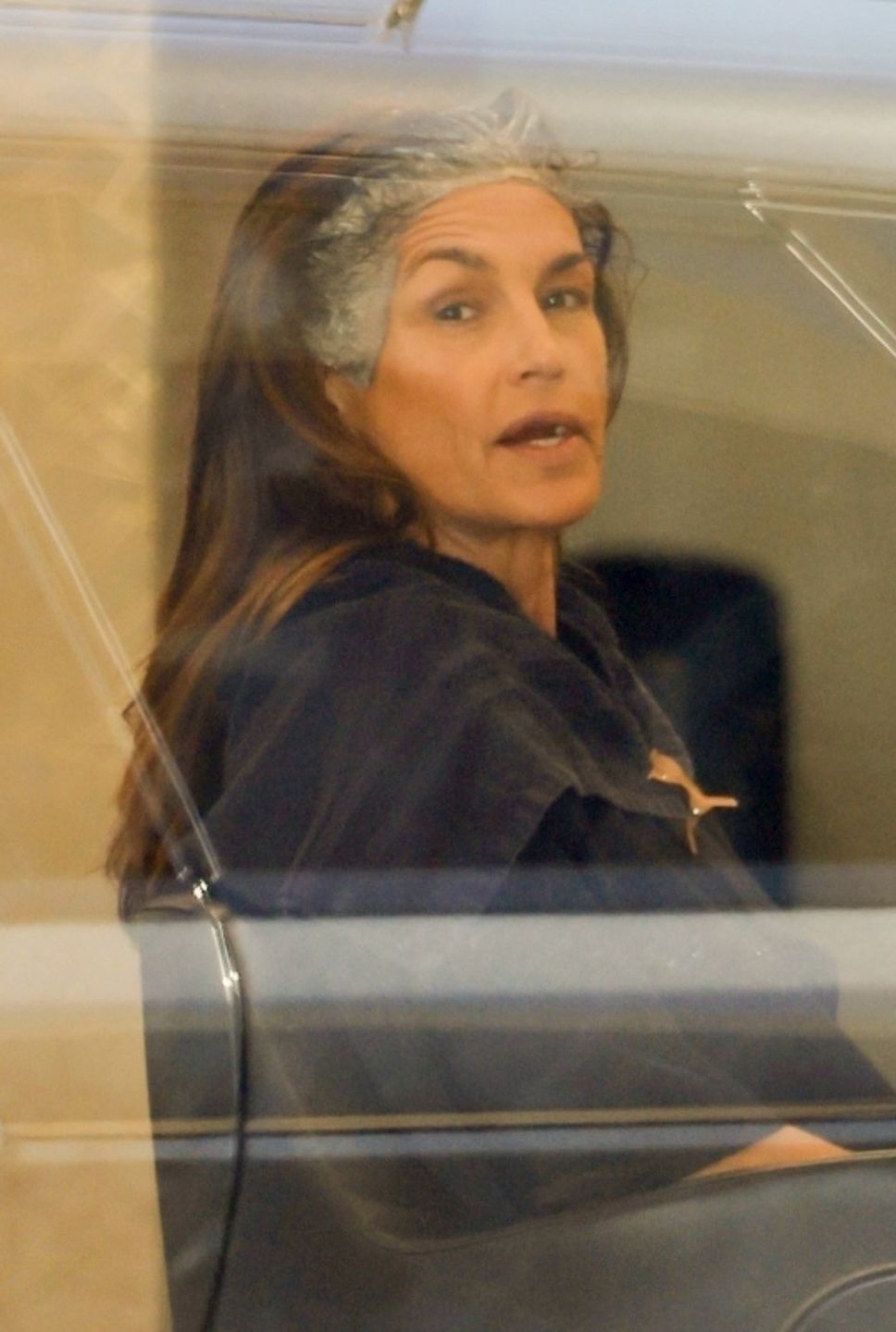 Naturalna Cindy Crawford podczas wizyty u fryzjera