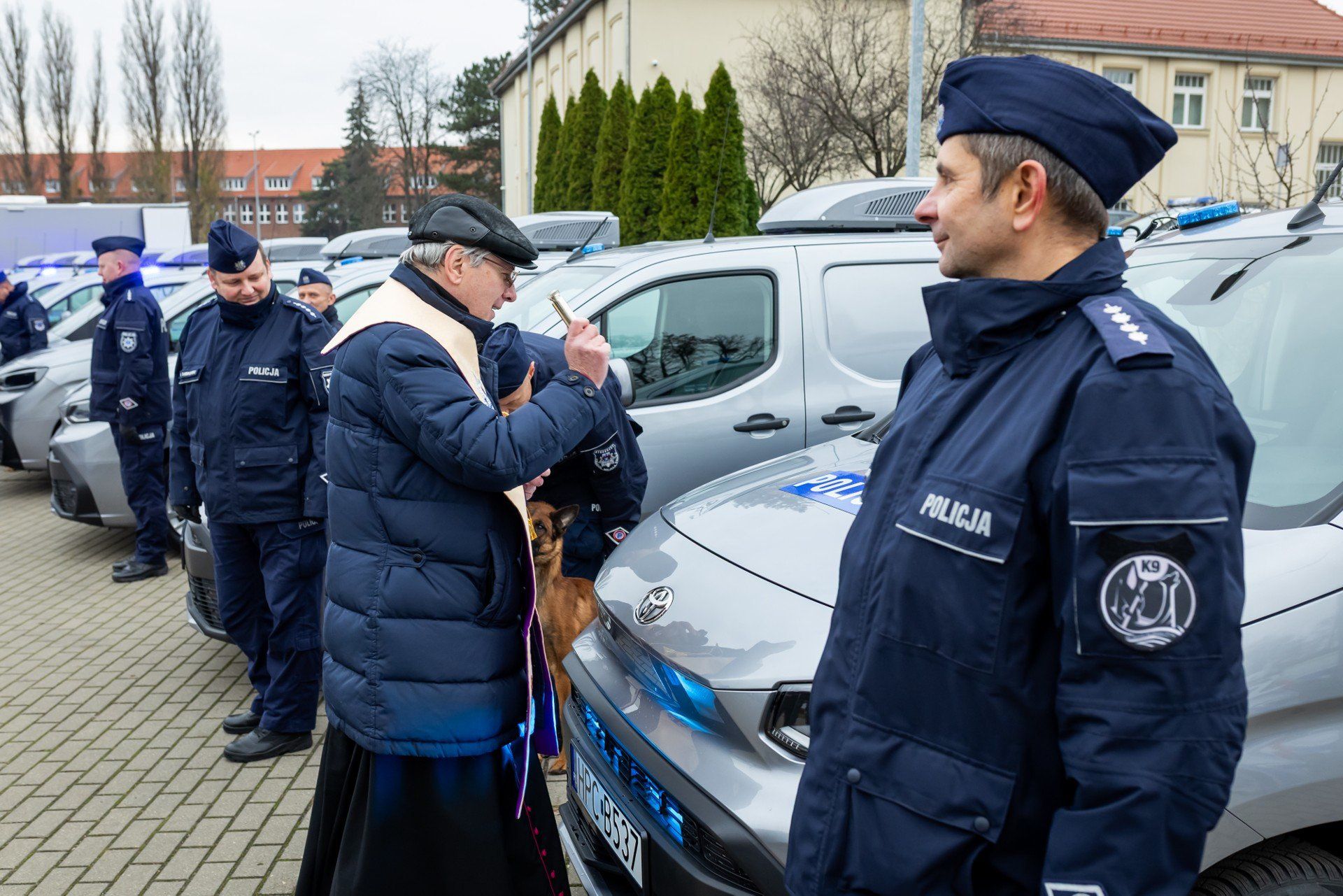 Kujawsko-pomorska policja wzbogaciła się o 13 nowoczesnych samochodów i 8 dronów. 