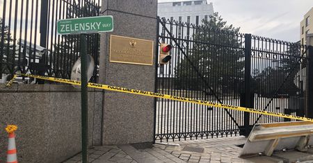 Na cześć Zełenskiego. Wymowny gest przed ambasadą Rosji w USA