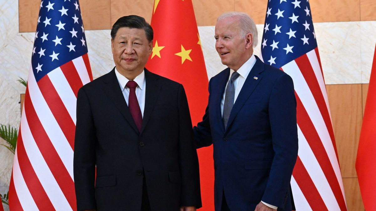Biden spotka? si? z Jinpingiem na szczycie G20
US President Joe Biden (R) and China's President Xi Jinping (L) meet on the sidelines of the G20 Summit in Nusa Dua on the Indonesian resort island of Bali on November 14, 2022. (Photo by SAUL LOEB / AFP)
SAUL LOEB