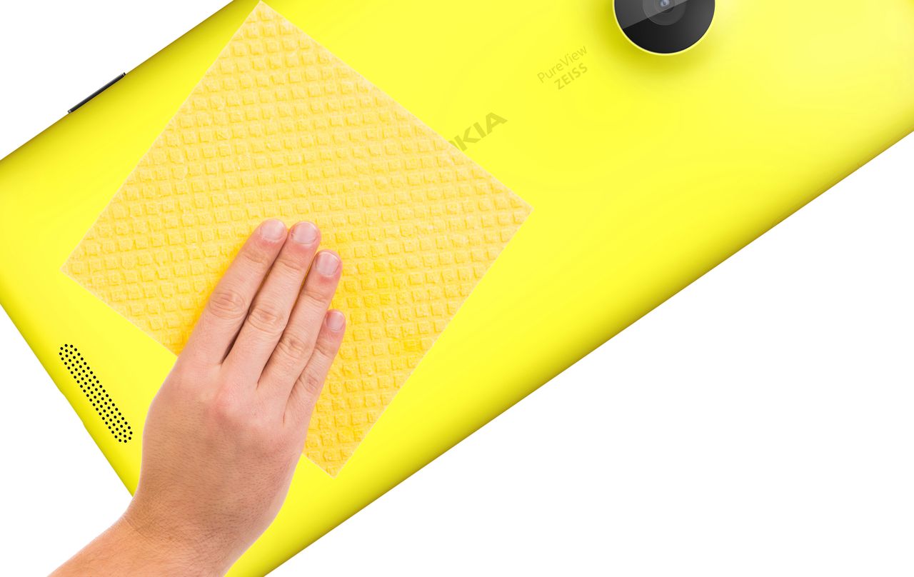 Zmodyfikowane zdjęcie Hand holds yellow cleaning sponge