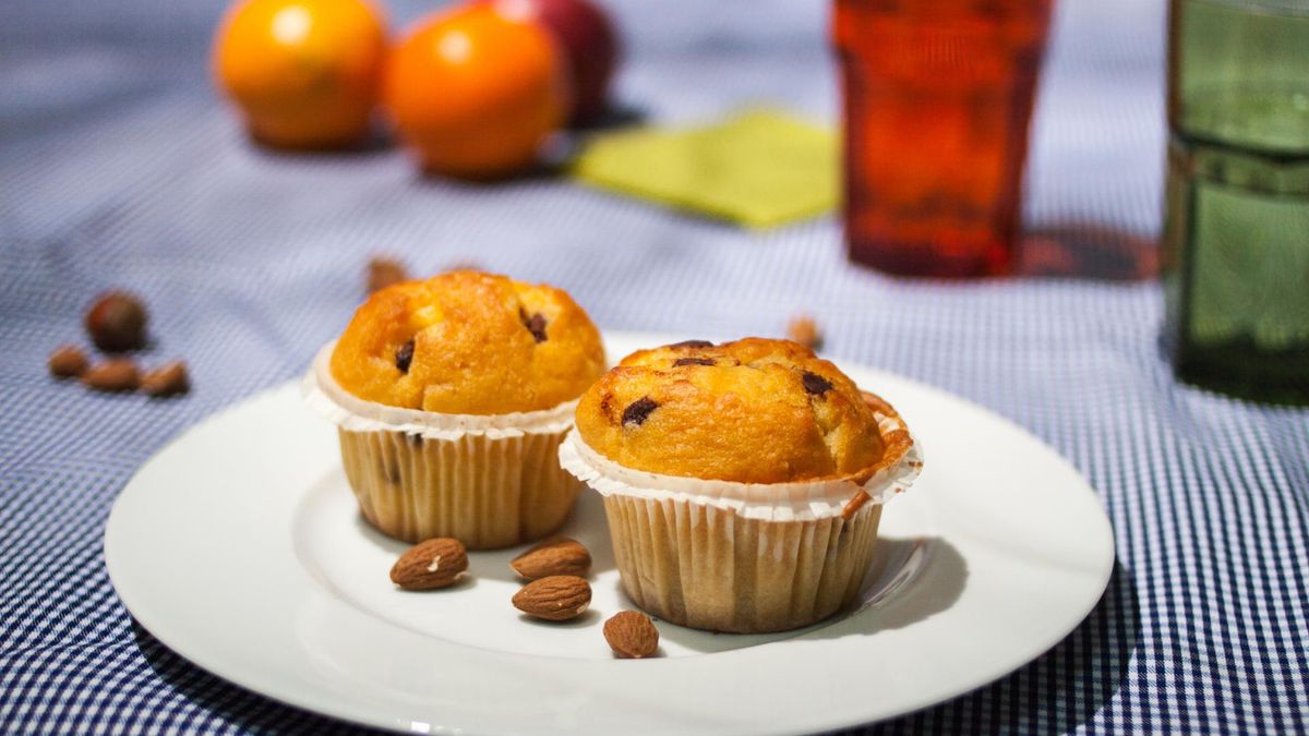 Muffiny bananowe to słodka i zdrowa przekąska, która świetnie sprawdza się u łasuchów, ale także osób związanych ze sportem
