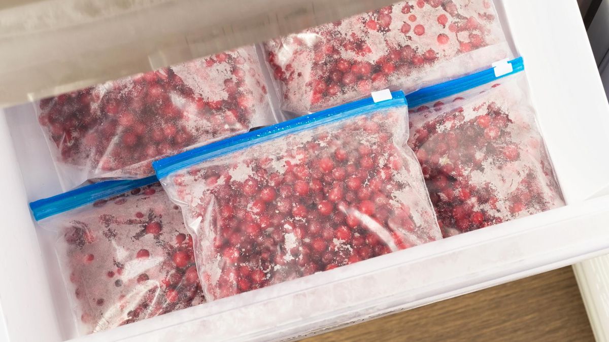 Owoce, które warto kupować mrożone. Zachowają więcej wartości odżywczych