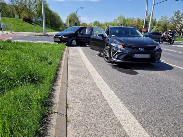 Zjeżdżała z ronda, nie zwróciła jednak uwagi na czerwone światło. Doprowadziła do zderzenia z mitsubishi (zdjęcia)