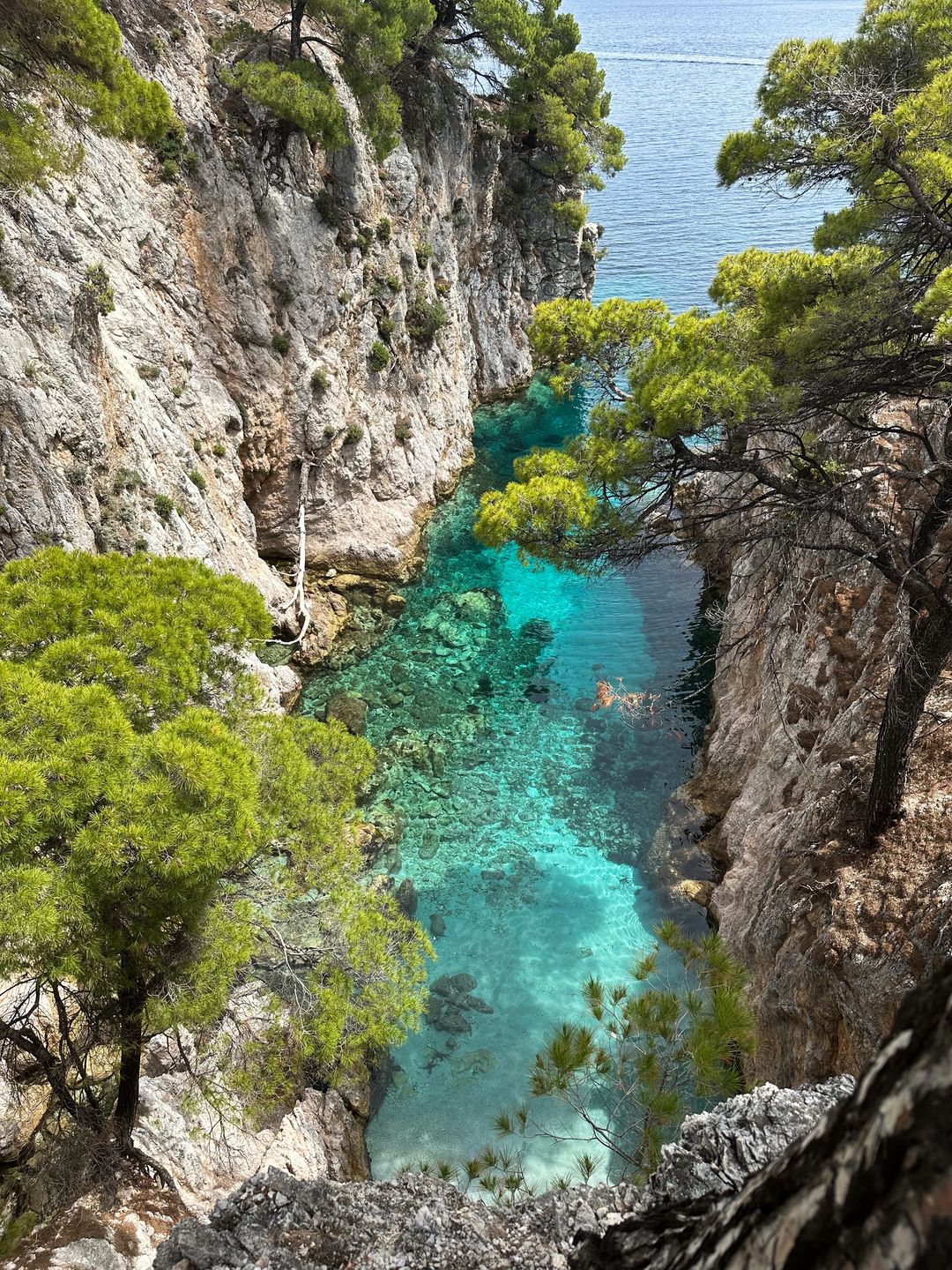 Przylądek Amarandos słynie  turkusowej wody