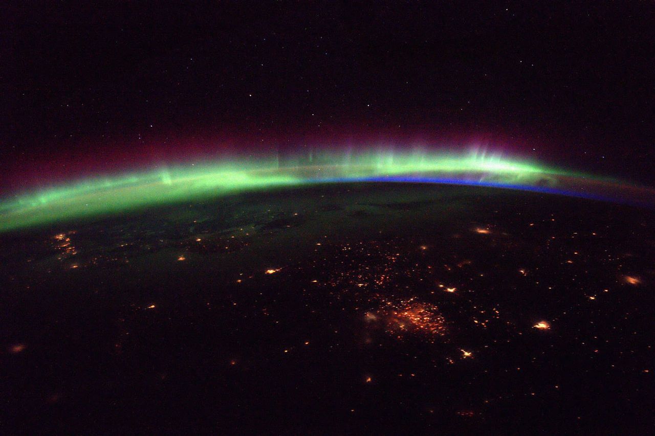 Najnowsze zdjęcia ESA pokazują, jak wygląda zorza polarna, widziana ze stacji kosmicznej