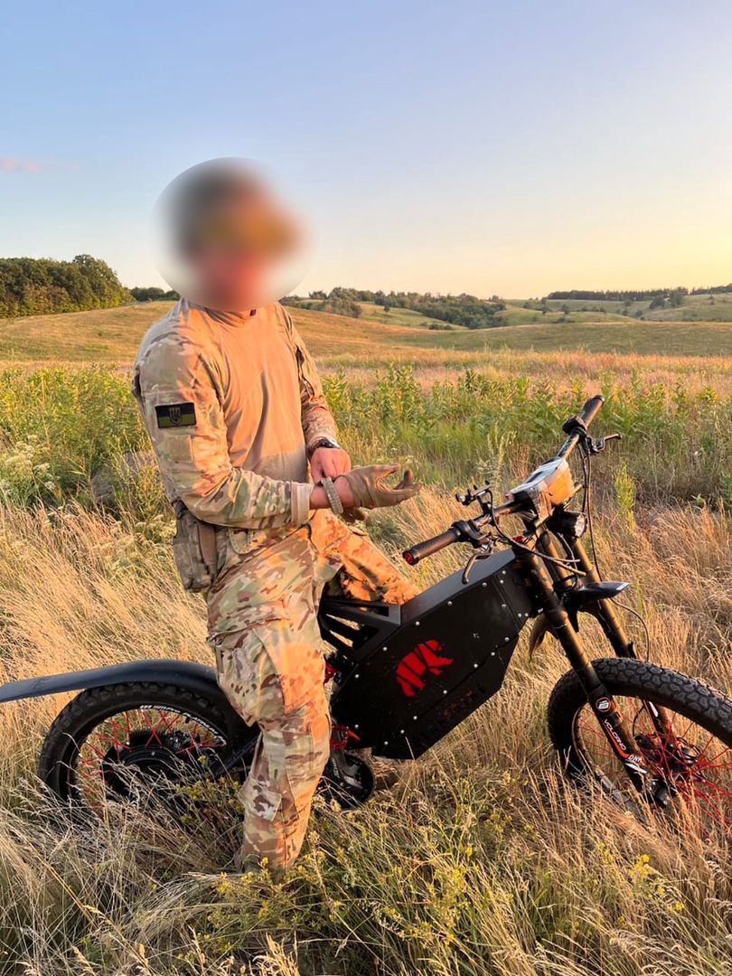 Ukraiński żołnierz na dostarczonym rowerze elektrycznym Russell Nitro.