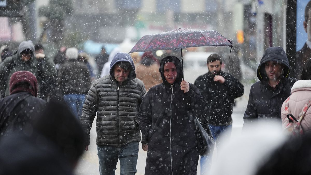 ISTANBUL, TURKIYE  FEBRUARY 6: People walk under intermittent snowfall in Istanbul, Turkiye, on February 6, 2025, as winter conditions continue to affect daily life in the city. (Photo by Agit Erdi Ulukaya/Anadolu via Getty Images)