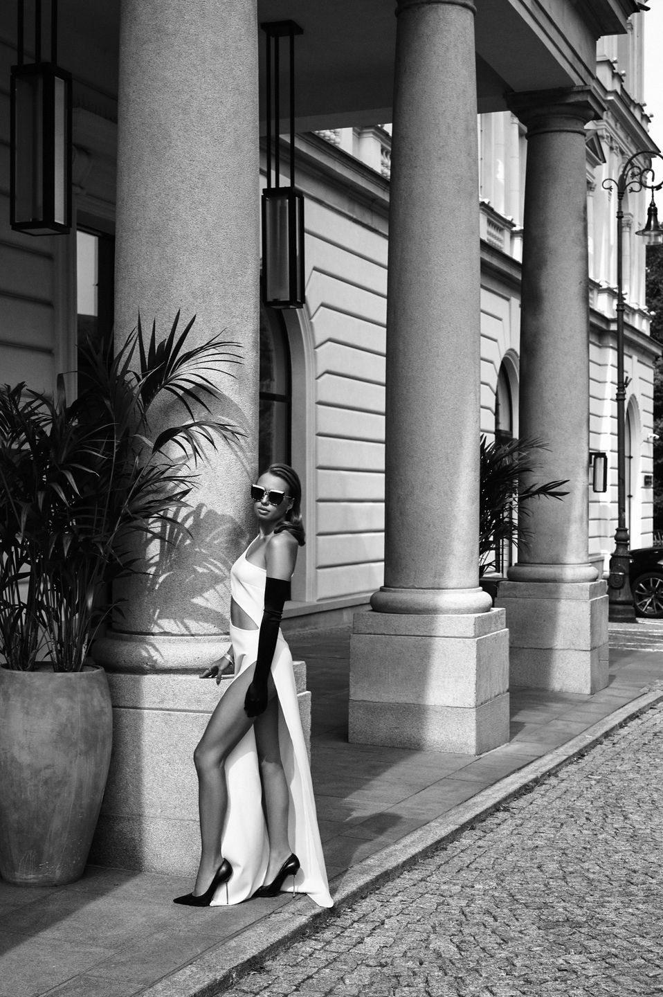 Oliwia Bieniuk na zdjęciach inspirowanych stylistyką Helmuta Newtona