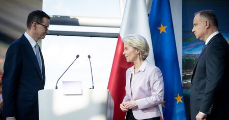 PiS pogubiło się ws. unijnych pieniędzy z KPO. Raz "wielki sukces", innym razem "20 groszy na ulicy"
