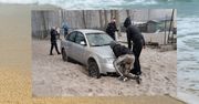 Kołobrzeg. Zakopał się autem na plaży, teraz ma kłopoty