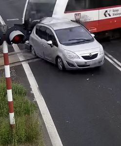 Wypadek na torach. Kierowca wyłamał szlaban