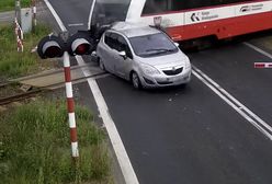 Wypadek na torach. Kierowca wyłamał szlaban