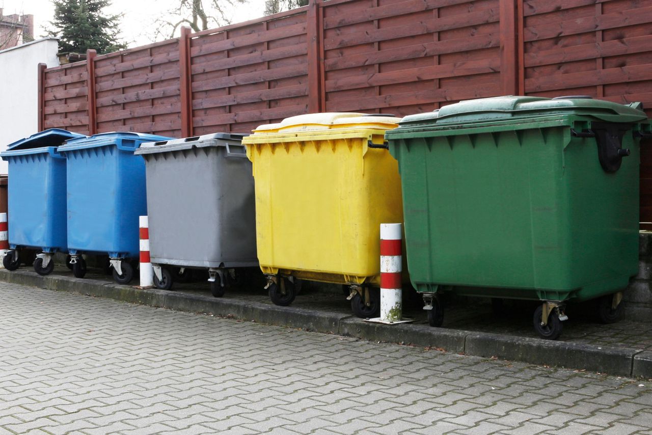 Gminy zaostrzają kontrole. Na śmietnikach pojawiły się naklejki