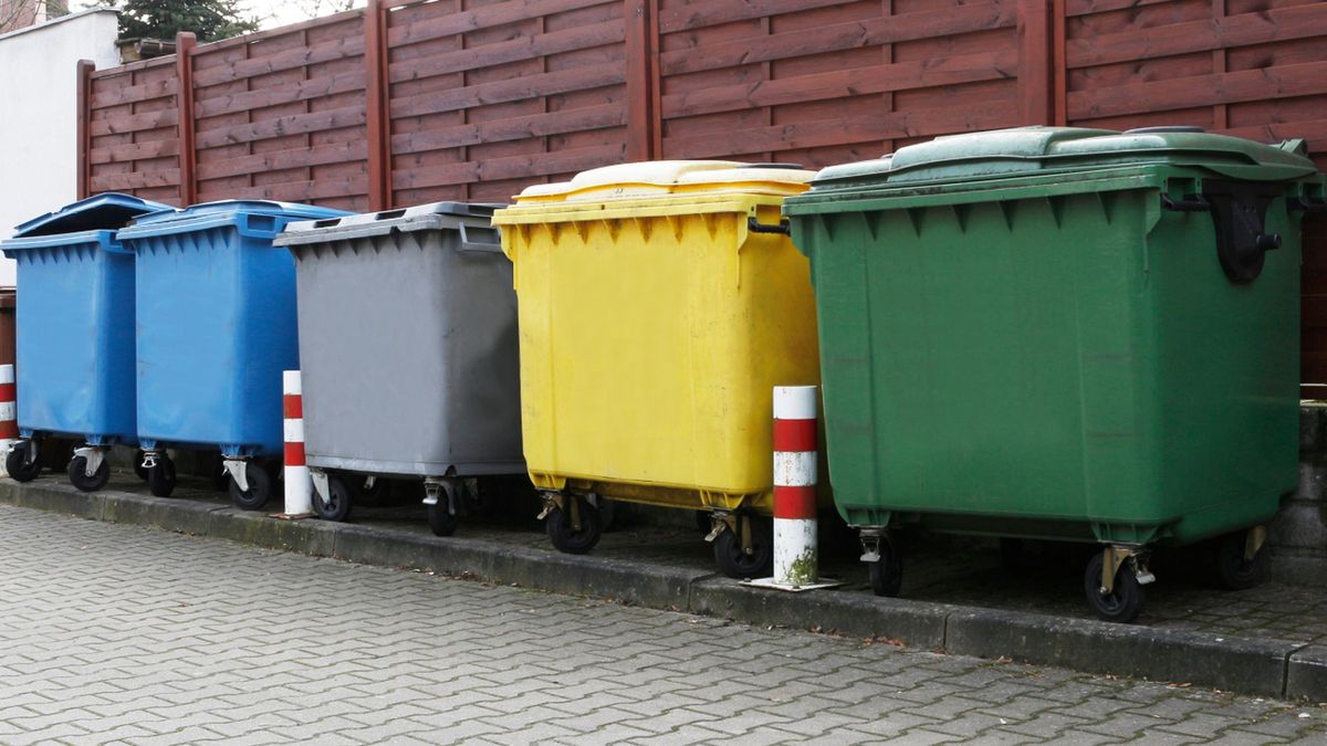 Na śmietnikach pojawiają się naklejki ostrzegawcze