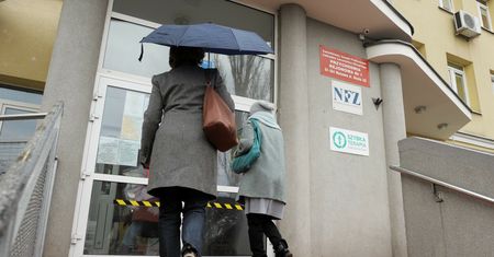 Polacy wystawili ocenę NFZ. Oto najbardziej zadowolona grupa