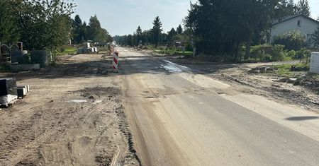 Mieszkańcy zaniepokojeni nagłym wstrzymaniem remontu ulicy. „Na budowie nie ma nikogo – za to jest pełno dziur i dołów”