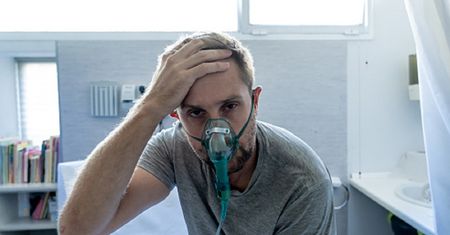 Koronawirus SARS-CoV-2 przyczepia się do enzymu ACE2. To dlatego mężczyźni gorzej przechodzą chorobę COVID-19