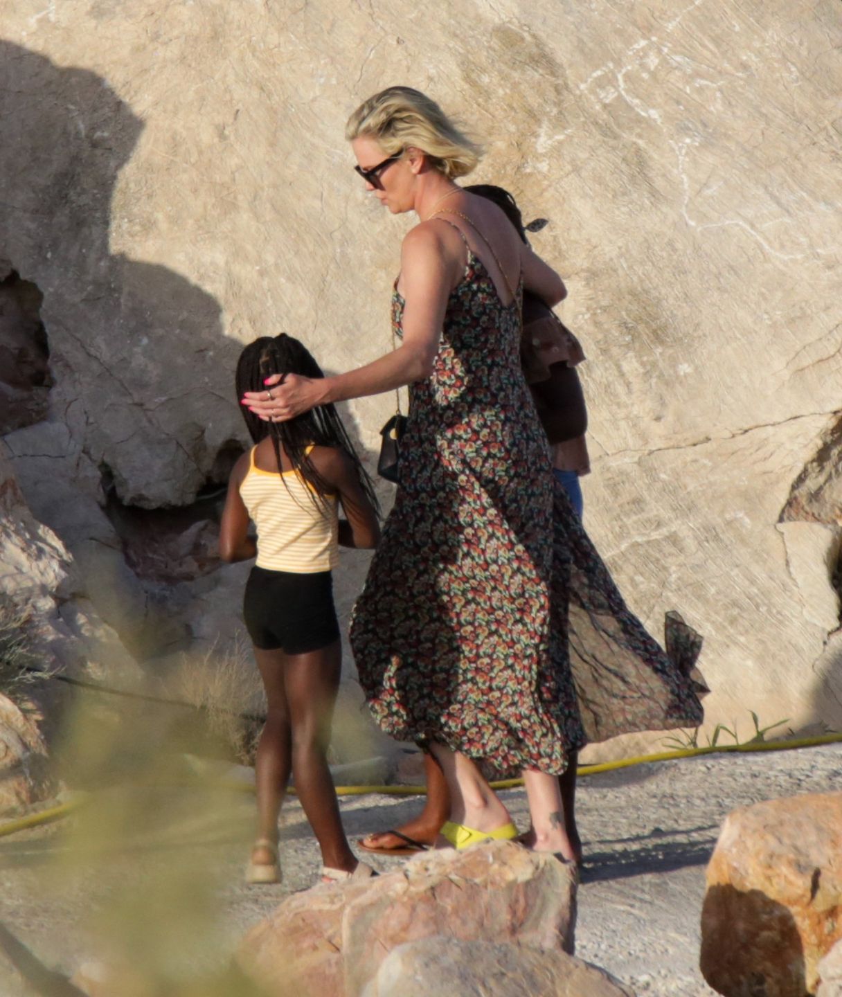 Charlize Theron na wakacjach z córkami