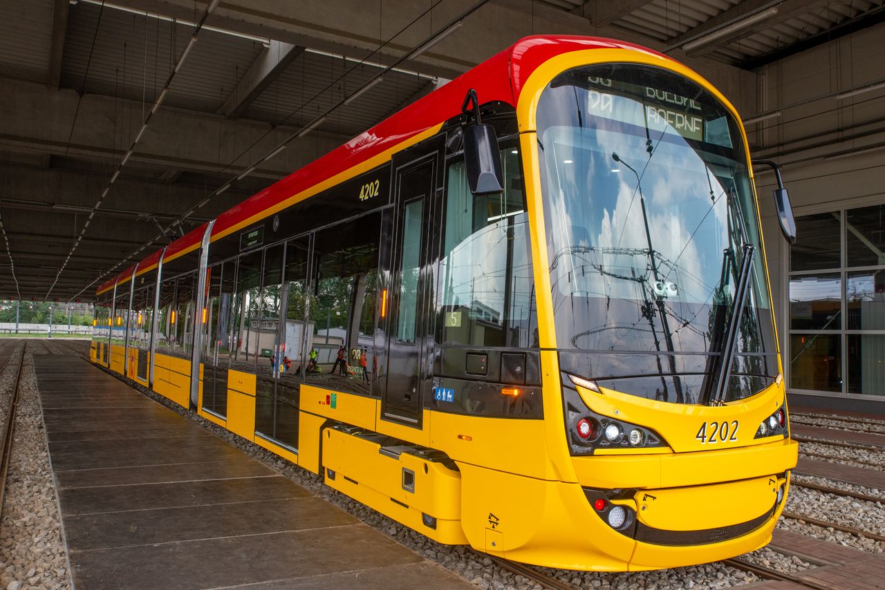 Nowe tramwaje w Warszawie nie mieszczą się przy przystankach