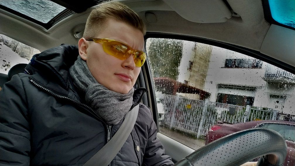 Mateusz sprawdził działanie żółtych okularów