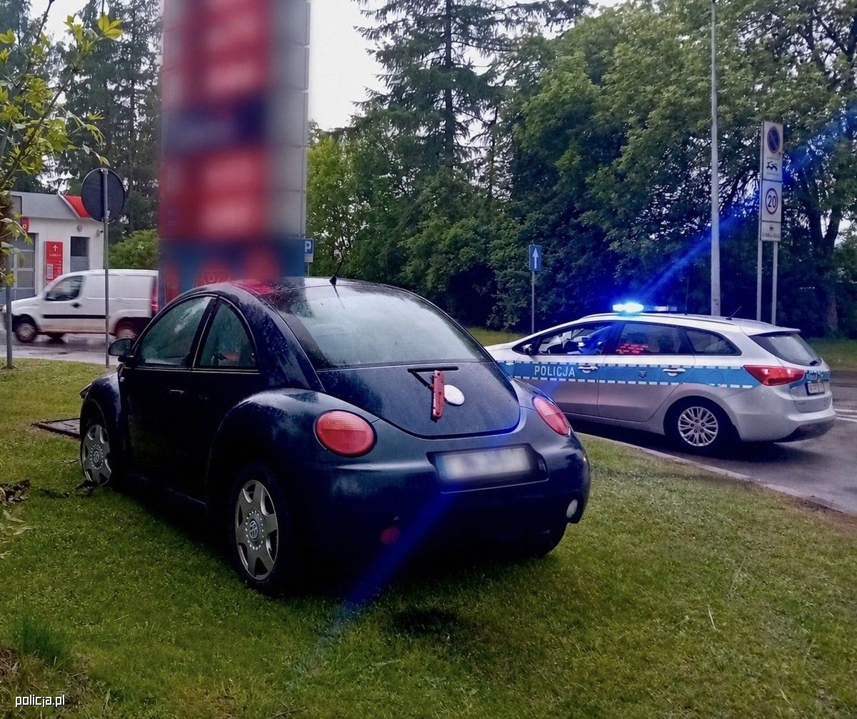 Ponad 3 promile i ucieczka pieszo. Pijana kierująca rozbiła samochód na stacji paliw