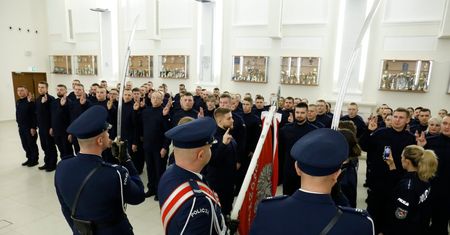 109 nowych policjantów w lubelskim garnizonie. Złożyli ślubowanie w Komendzie Wojewódzkiej