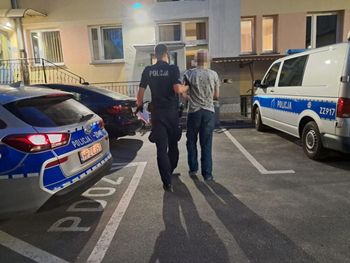 Warszawa: Przez lata krył się przed policją. Wpadł pijąc przed sklepem