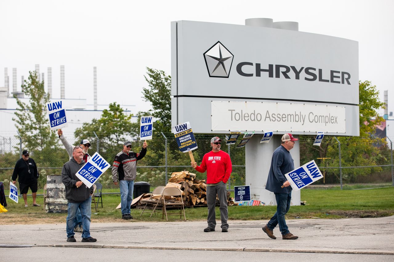 Strajk pracowników przed fabryką Chryslera w Toledo