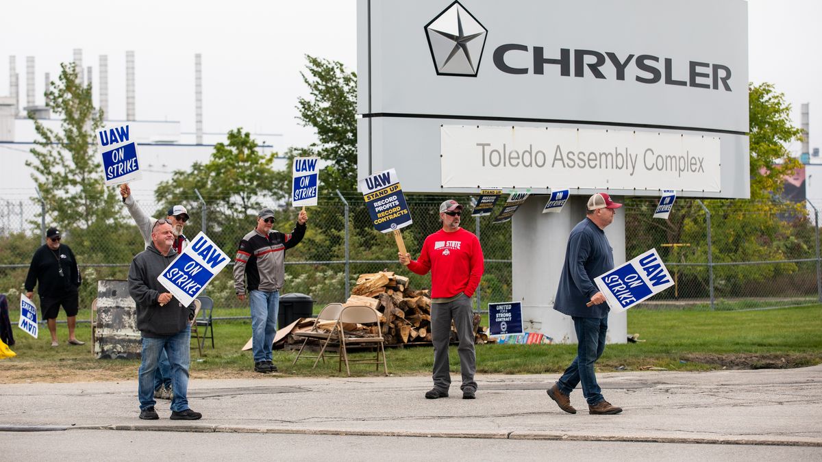 United Auto Workers (UAW) members on a picket line outside the Stellantis NV Toledo Assembly Complex in Toldeo, Ohio, US, on Monday, Sept. 18, 2023. The United Auto Workers began a strike Friday against all three of the legacy Detroit carmakers, an unprecedented move that could launch a costly and protracted showdown over wages and job security. Photographer: Emily Elconin/Bloomberg via Getty Images