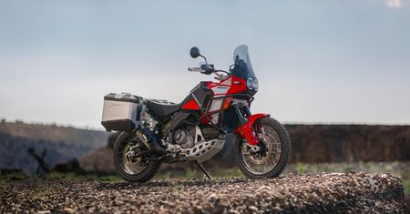 Debiutuje wyprawowe Ducati DesertX Discovery. Stworzone od podróży