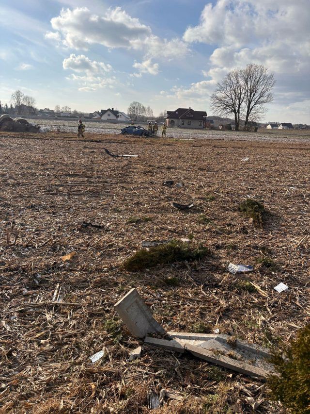 Audi wypadło z drogi, przeleciało przez posesję i dachowało na polu. Jedna osoba została ranna (zdjęcia)