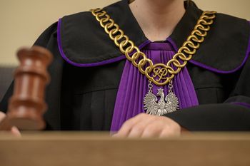 Prawnikowi z Łodzi grozi do 10 lat więzienia. Chodzi o oszustwo na 3,7 mln zł