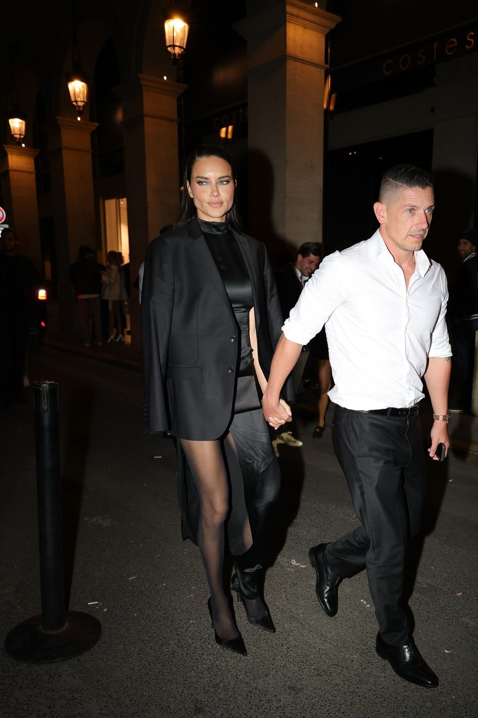 Adriana Lima w drodze na kolację podczas Paris Fashion Week