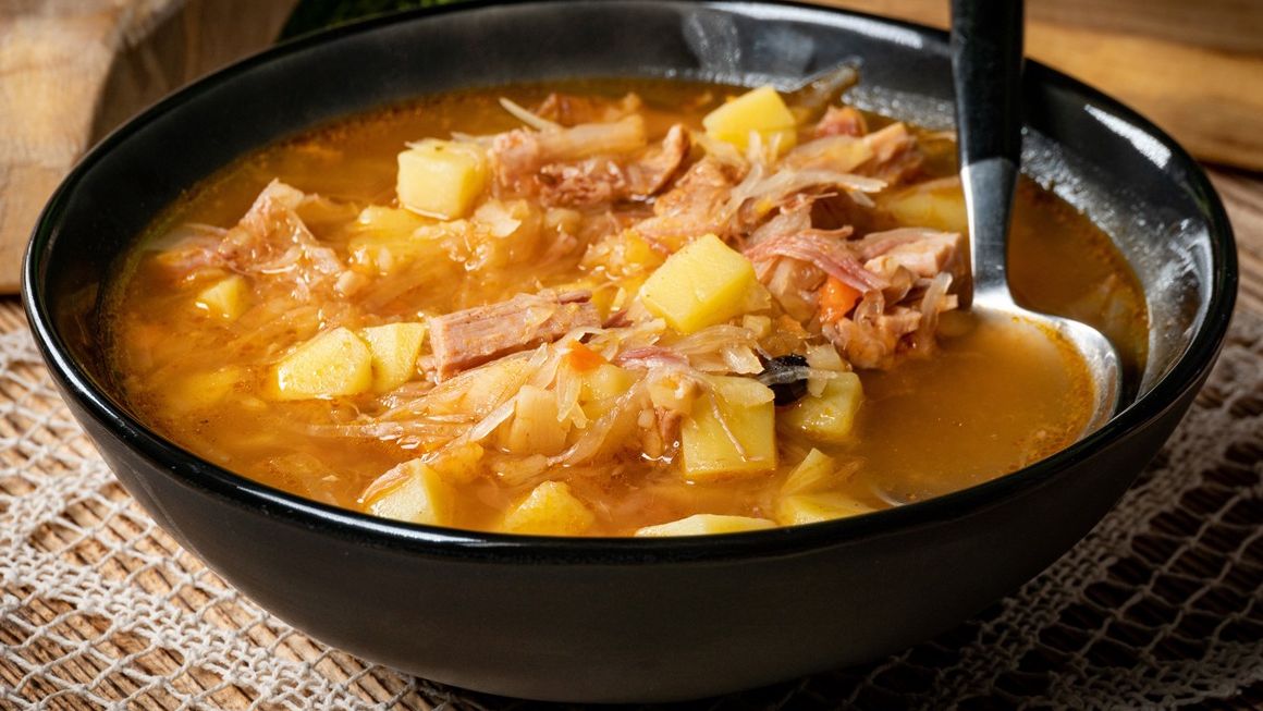 Kapuśniak z majerankiem zyskuje głębszy smak
