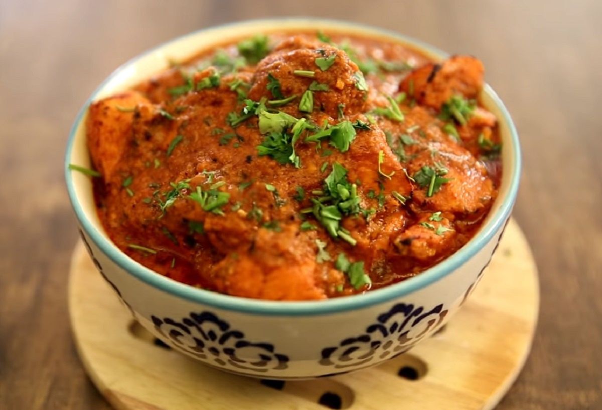 Kurczak tikka masala to brytyjskie danie oparte na kuchni indyjskiej. 