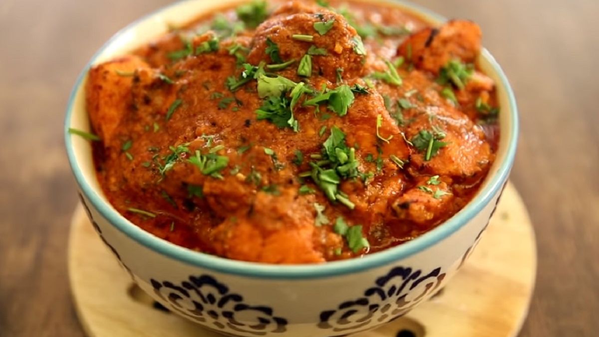 Kurczak tikka masala to brytyjskie danie oparte na kuchni indyjskiej. 