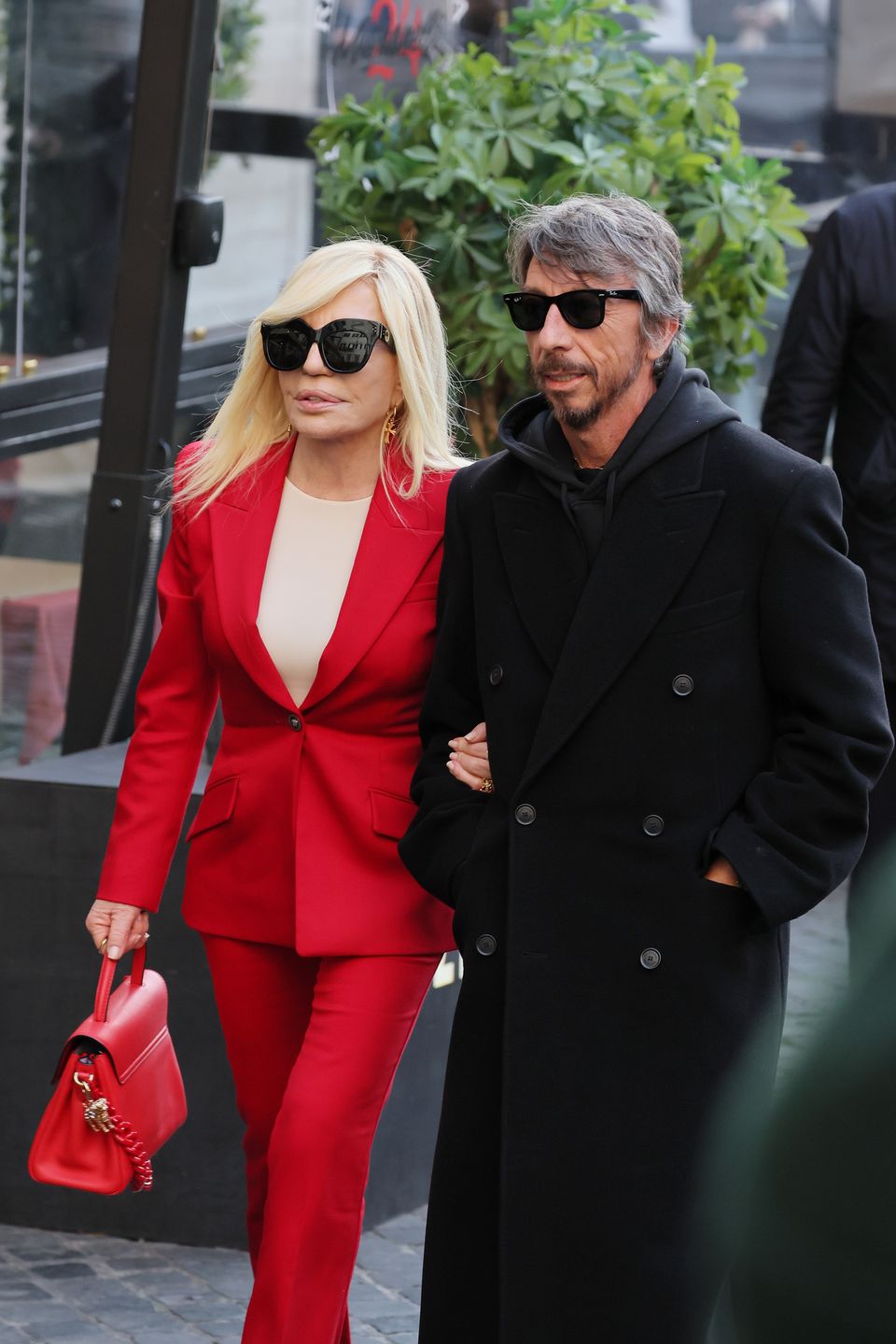 Donatella Verscace w czerwieni na pogrzebie Valentino