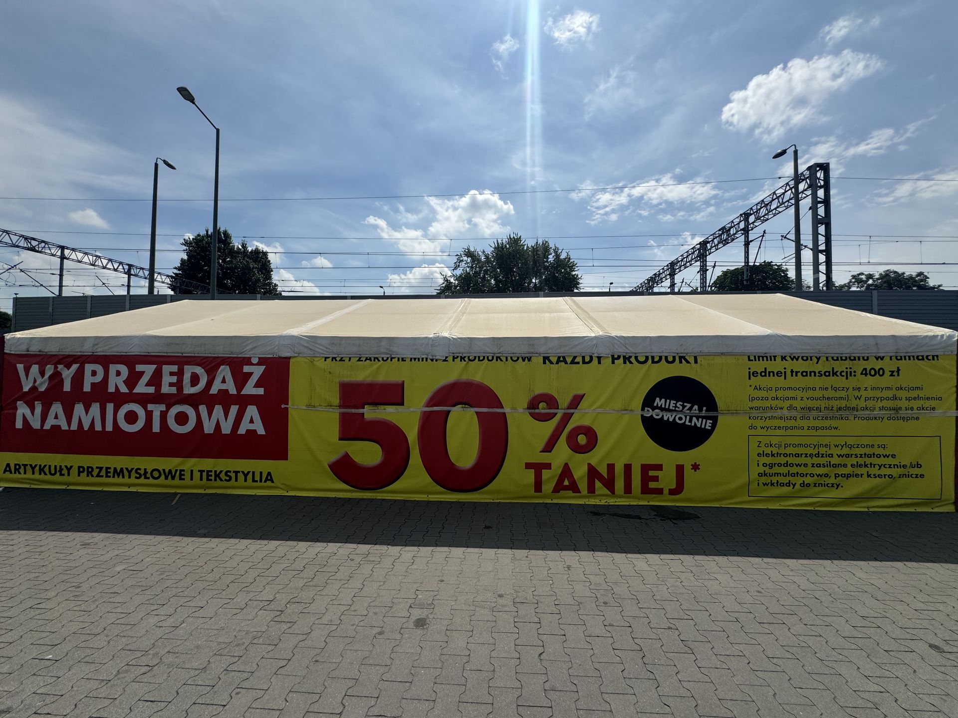 Namiot wyprzedażowy Biedronki