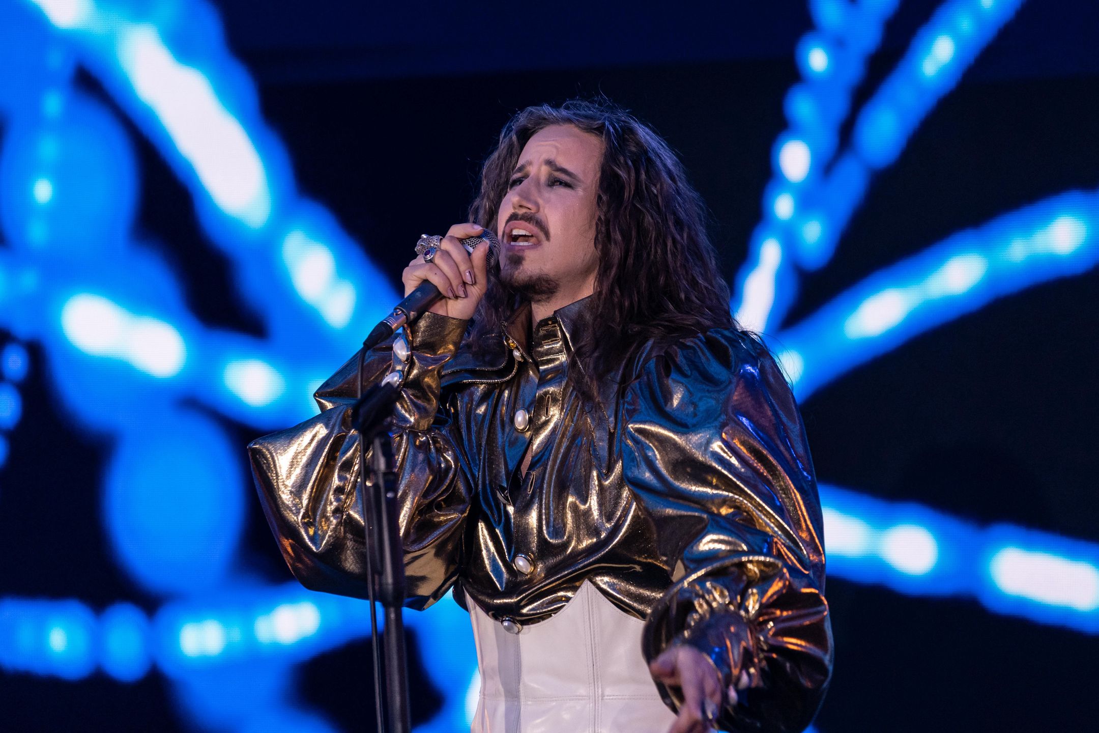 "Ozłocony" Michał Szpak WYWIJA CZUPRYNĄ promując znany szampon