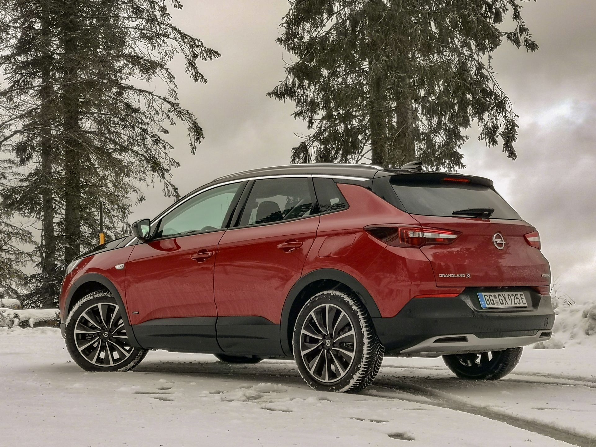 Opel Grandland X Hybrid4: napęd hybrydowy i systemy wspomagające 2