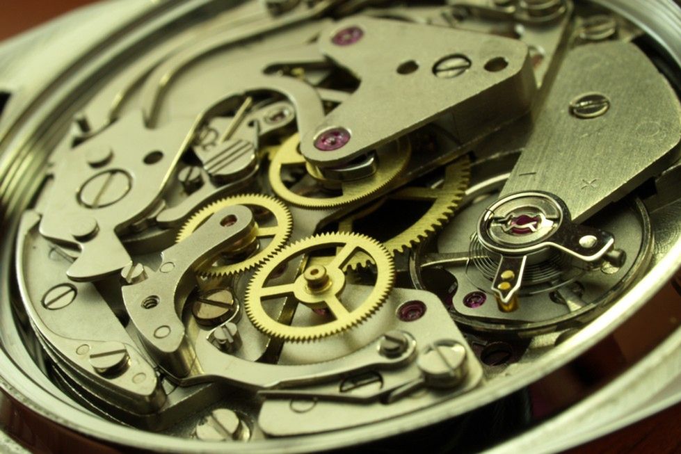 Zdjęcie mechanizmu zegarka pochodzi z serwisu Shutterstock
