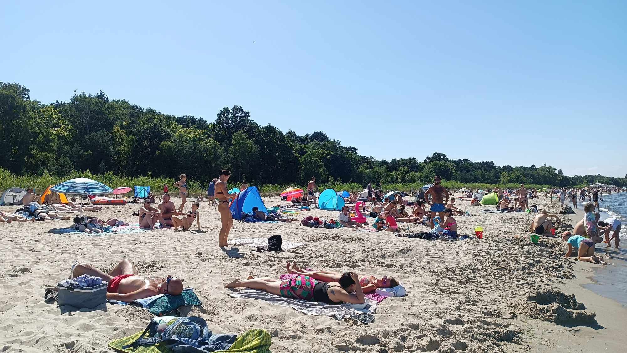 Polacy coraz częściej idąc na plaże, zabierają ze sobą namioty i parasole 
