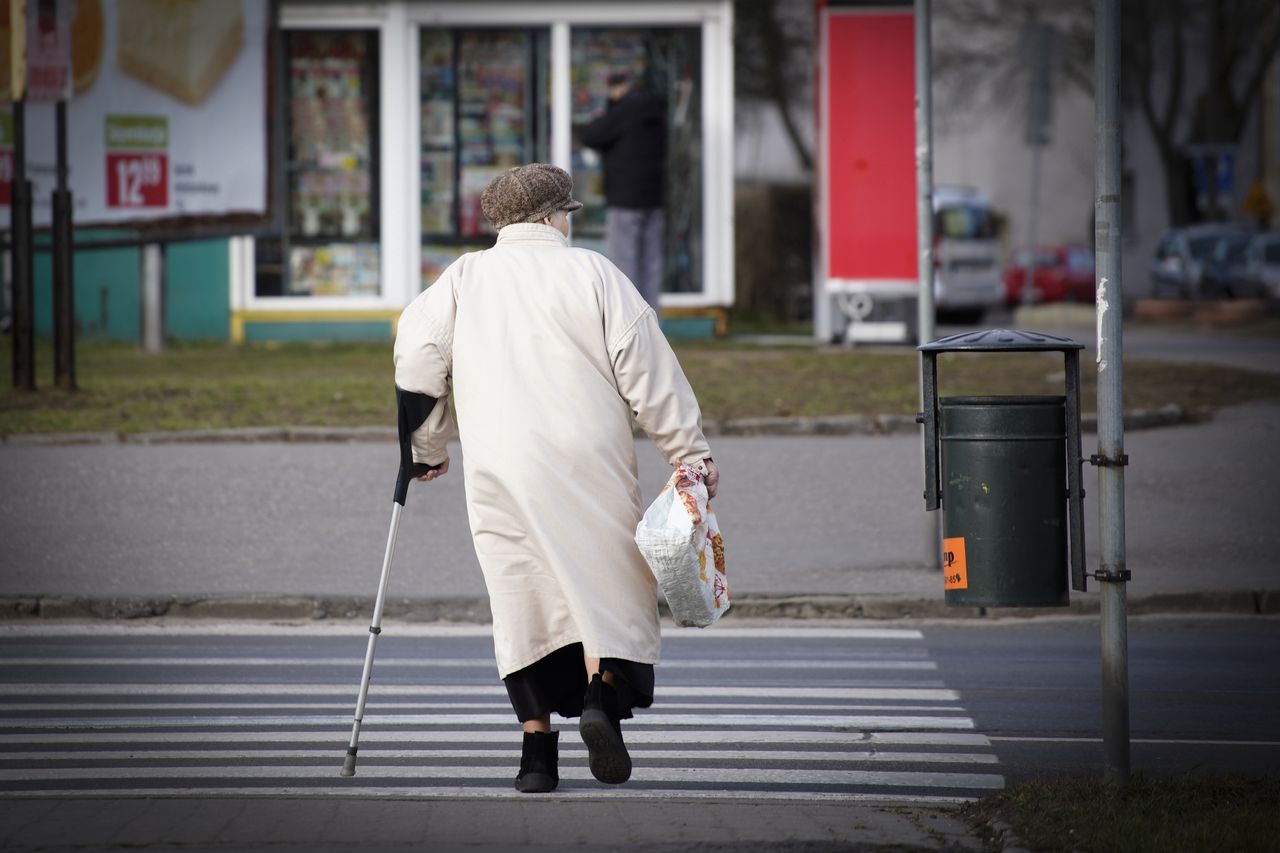 #ZostańWDomu. Jak pomóc seniorom i osobom o obniżonej odporności? Wydrukuj plakat i daj znać, że pomożesz