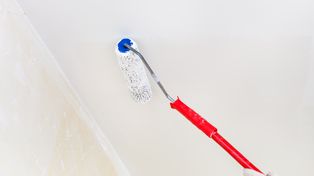 Ile biorą fachowcy za pomalowanie sufitu? Oto aktualny cennik